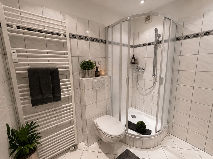 Sanierte 3-Zimmer-Eigentumswohnung mit Balkon in Bielefeld-Schildesche – Bad: Dusche und WC