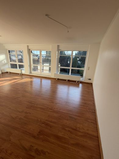 Appartement lumineux de 3,5 pièces à Sasel | Balcon exposé sud-ouest & 2 places de stationnement en parking souterrain – Wohnzimmer_Fensterfront