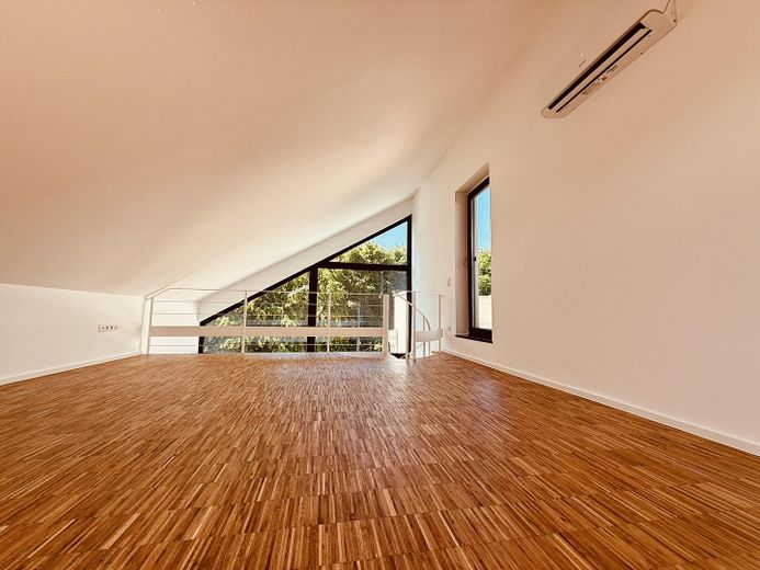 Maisonette-Traum in Alt-Weiden: Galerie, großzügige Dachterrasse und moderne Wärmepumpe – Empore Richtung Geländer
