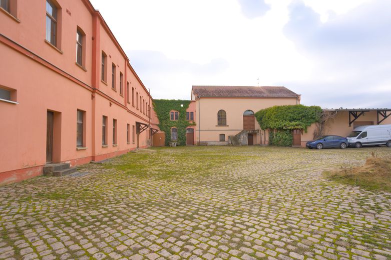 Hof mit weiteren Gebäuden