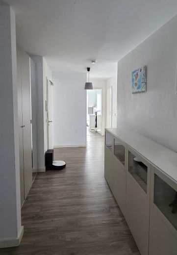 Piso muy moderno y luminoso con balcón y cocina amueblada en Troisdorf, Müllekoven – Flur