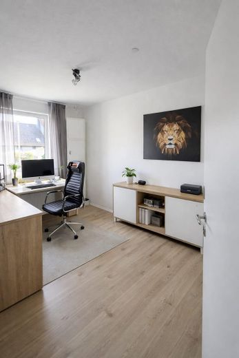 Bellissima casa bifamiliare con ampio giardino, piscina, garage, cucina componibile ecc. – Arbeitszimmer