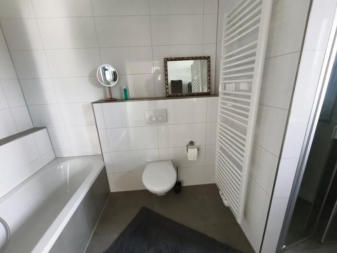 3 Zi. Wohnung (möbliert) im EG mit Terrasse, Carport und Stellplatz – Bad mit Badewanne, Dusche und Waschmaschineanschluss Bild 4