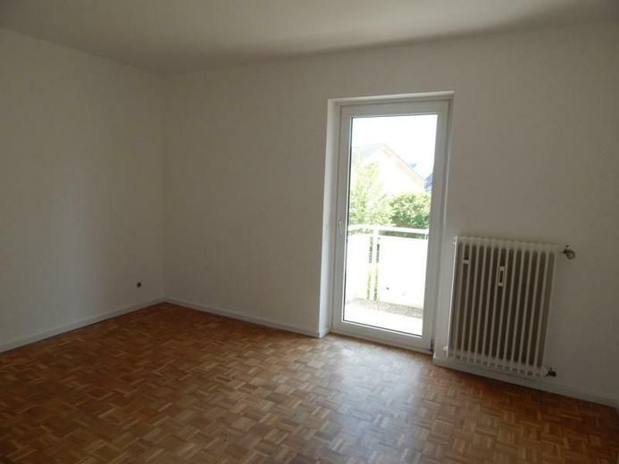 Frisch renovierte 3-Zimmer-Wohnung mit Balkon, Loggia &amp; saniertem Bad im gepflegten Zweifamilienhaus – Allzweckzimmer Bild 2