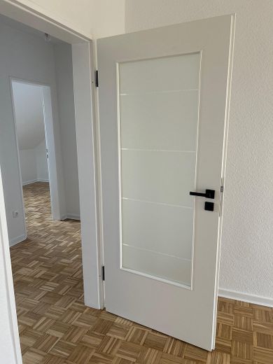 Erstklassig saniert: 3-Zimmer-Wohnung in Pattensen – Türblatt mit Glaseinsatz