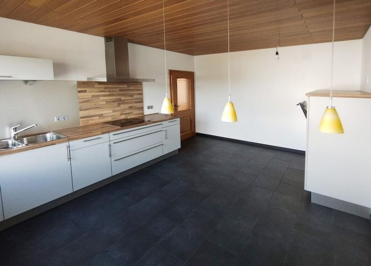 Helle, renovierte 4-Zimmer-Wohnung (1.OG) mit Küche und Süd-Balkon in ruhiger Lage in Kleinostheim – Küche