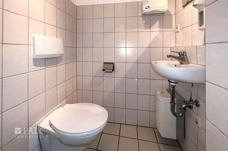 Flexible Praxis- oder Büroräume im 1. Obergeschoss - Ausbau nach Absprache möglich – WC