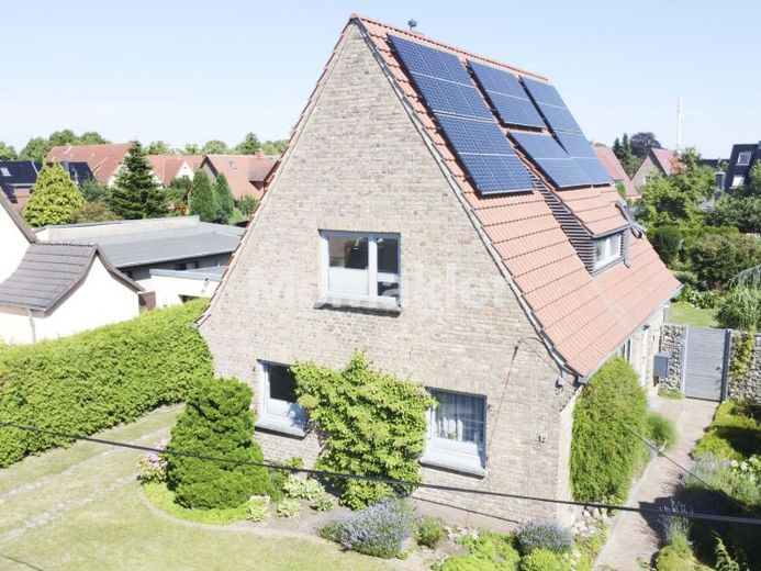 Felicidad familiar en Rostock: casa unifamiliar con jardín tipo parque, instalación fotovoltaica y distribución moderna – Foto 1