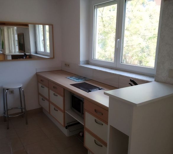 Stuttgart - Rosensteinviertel - helles 2.5 Zi-Apartment - möbliert - ab 1.8.26 frei - ohne Makler – Einbauküche mit Waschmaschine