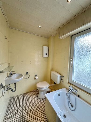 CITYHOUSE: In Top-Lage von Brauweiler! Einfamilienhaus mit großem Grundstück und viel Potenzial! – Badezimmer