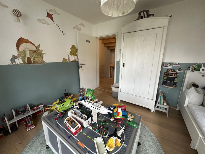 Near Simmerleinplatz: As-new, bright XXL semi-detached house, upscale features, KFW70 standard, with fitted kitchen – OG Kinderzimmer 1