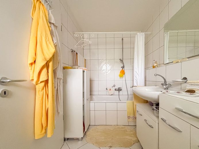 Modernes Wohnen im Europaviertel: Gepflegte 2-Zimmer-Wohnung (Bj. 2003) mit Balkon &amp; TG Stellplatz – Badezimmer