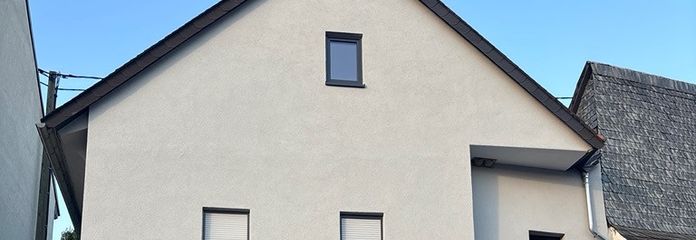 Einfamilienhaus mit Nebengebäude, Hof und Garage