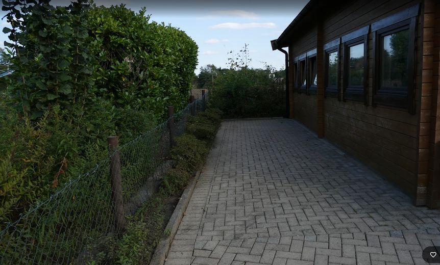 Fläche neben Holzhaus