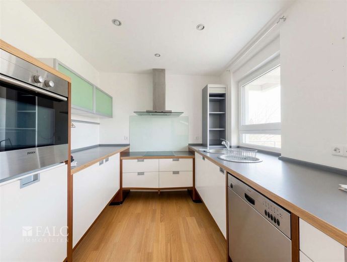 96 m² Wohnkomfort: Helle 4-Zimmer-Wohnung mit Balkon und Extras – Küche