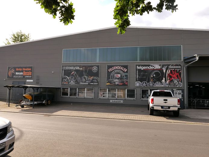 Mögliche Padel Ball Halle direkt vom Eigentümer zum Kauf oder Vermietung – Frontseite des Objekts