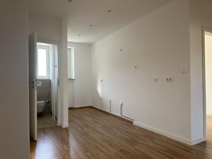 Erstbezug nach umfassender Modernisierung! Stilvolle 4-Zimmer-Wohnung in begehrter Lage – Offene Küche 