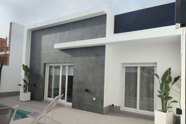Ebenerdiges Haus mit Pool in Strandnähe
