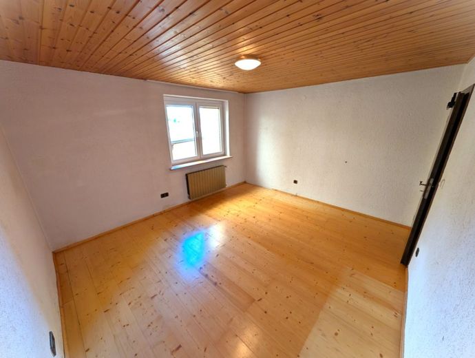 PROVISIONSFREI für Käufer! 5-Zimmer-Wohnung in Bestlage bei Coburg mit atemberaubendem Fernblick – Ein weiteres Kinderzimmer in der unteren Wohnung