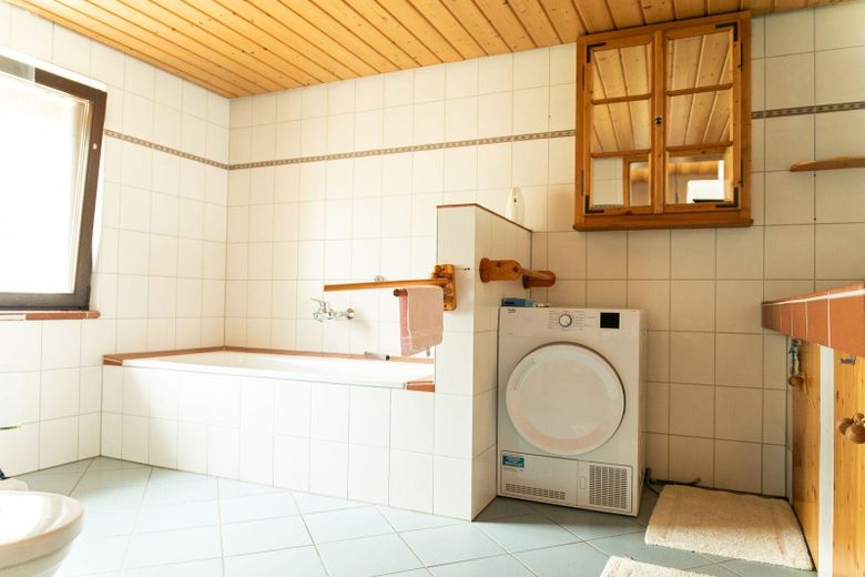 Landhaus Generationenhof mit bis zu 10 ha Land und Bachlauf – Bad OG mit Wanne Dusche 