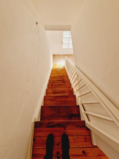 Fundstück: Schönes, sehr individuelles Reihenmittelhaus für Pärchen – Treppe zum EG