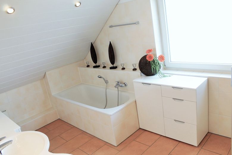 Commission-free detached house on the outskirts with a dream garden! – Badezimmer DG Bild 2