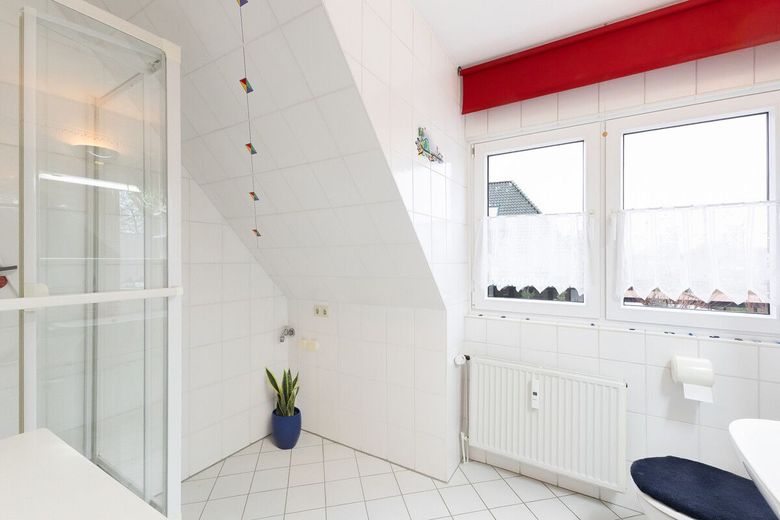 2-Zimmer-Idylle mit Balkon - nur 2 km zum Strandtraum! – Duschbad