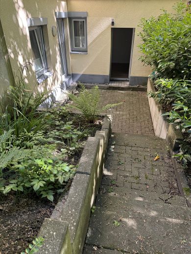 2-Zimmer-Souterrain-Wohnung mit Terrasse und EBK – Terrasse