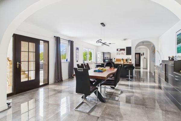 Эксклюзивная двухуровневая квартира в собственности, ок. 200м², большая терраса, гараж и высококачественная встроенная кухня