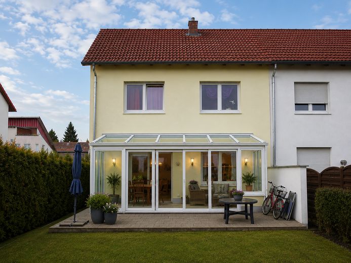 Grundsolides sonniges ruhiges (Sackgasse) Eckhaus mit viel Platz und Umlaufgarten – Wintergarten Vorschlag 
