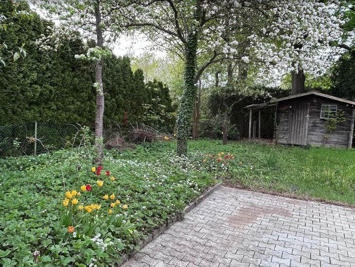 Krailling'de güzel, komisyonsuz yarı müstakil ev – Blick in den Garten