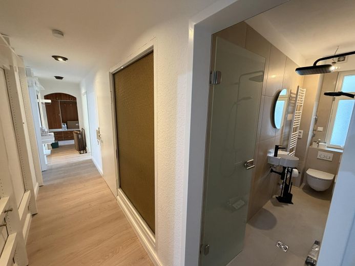 Flur und eines der Bäder