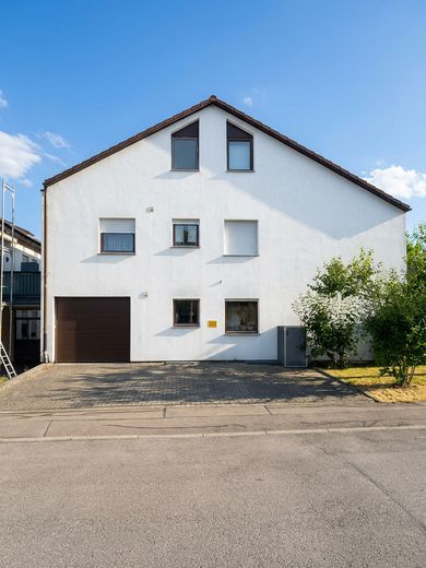 Pfiffige 2 ZW, Garage, Balkon, KA oder Eigenutz, sofort frei !!! – Hausansicht seitlich + Garage