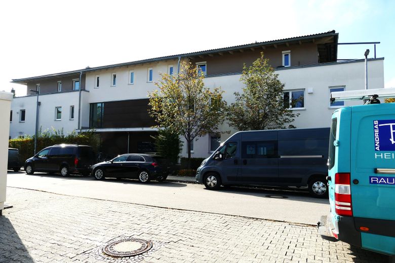 PROVISIONSFREI! Exklusives 4-Zimmer Penthouse in ruhiger Lage in Rosenheim Süd – Außenansicht Straße