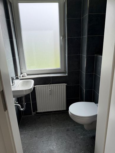 Mehrfamilienhaus/ Generationenhaus mit großem Grundstück – Gäste WC EG