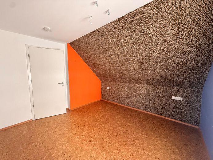 Provisionsfrei: Maisonette mit Hausgefühl, Südbalkon und 2 Tageslichtbädern inkl einem TG-Stellplatz – Kinderzimmer/Schlafzimmer 2.OG
