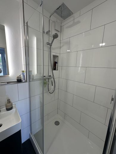 Möblierte hochwertige 1-Zimmer-Wohnung mit moderner Ausstattung in ruhiger Lage, Hamburg-Farmsen – Dusche