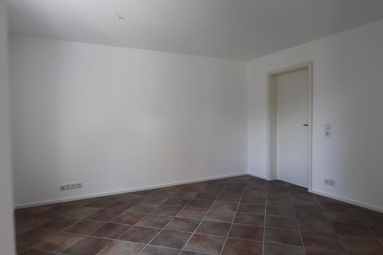 2-Zi. Gartenwohnung + Nebengebäude (vermietet) v. Privat o. Provision – Wohnzimmer