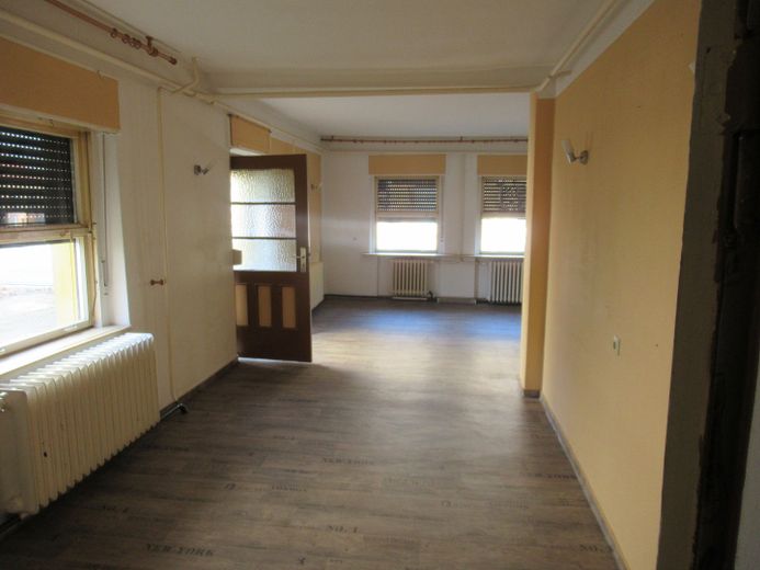 2 Häuser auf einem Grundstück Zentrum EFH Gewerbe 5 Garagen Halle privat – EG Vorderhaus