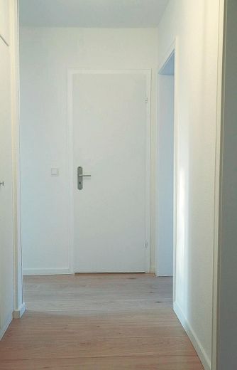 Wohnen im Grünen - Ihr Zuhause mit Balkon und 3 Zimmern – Flur mit Blick zum Bad
