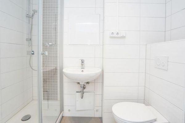 Balkon / Modernes Bad mit Dusche