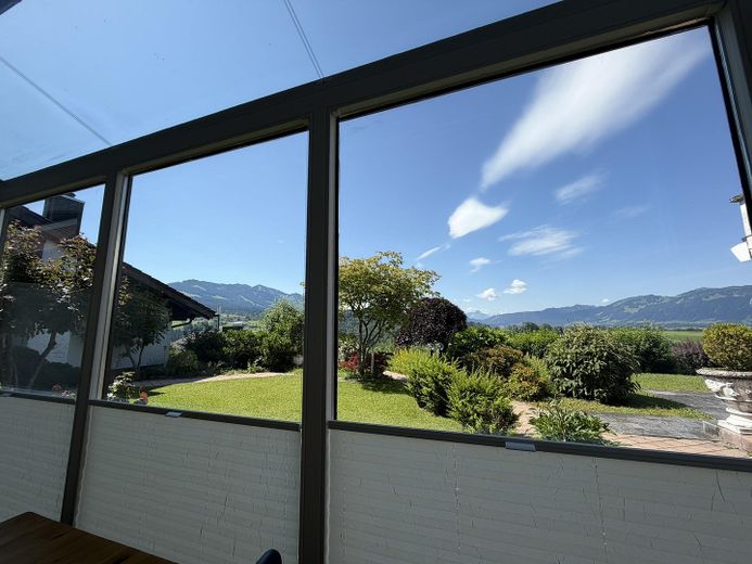 Modernisierte 3-Zimmer-Wohnung mit traumhaftem Bergblick – Ausblick Wintergarten
