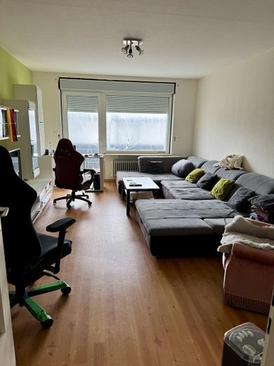 Luminoso apartamento de 3,5 habitaciones con balcón, ascensor y baño nuevo – Wohnzimmer
