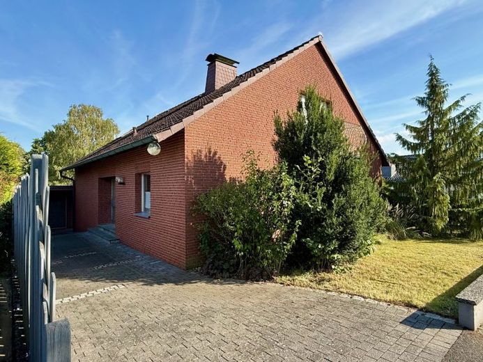 Fröndenberg-Warmen: Freistehendes Einfamilienhaus mit Garage in ruhiger Wohn- und Anliegerstraße! – Foto 1