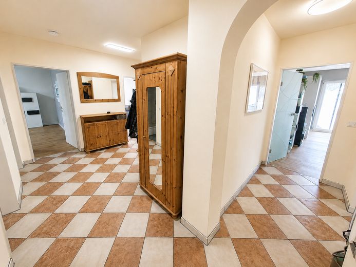 Großzügige 4-Zimmer-Wohnung in Rosenheim mit 2 Bädern & 2 Balkonen – Flur