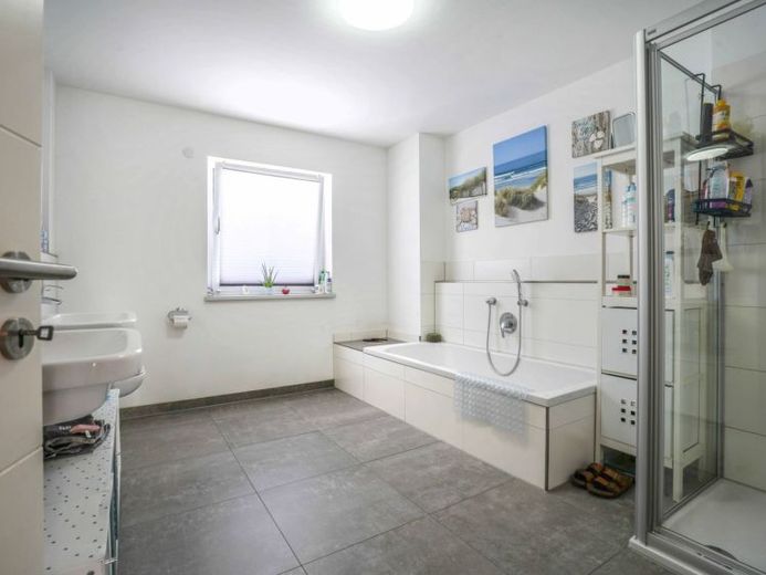 Nowoczesne mieszkanie z dużą przestrzenią – zadbana połówka bliźniaka w Diedorf-Kreppen – Zdjęcie 1