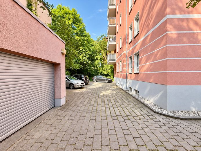 Disponible de inmediato. Plaza de garaje en Dresden-Löbtau. Emil-Ueberall-Straße 27 – Garage und Stellplätze
