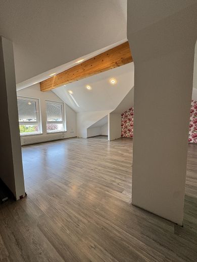 Gepflegtes Reihenmittelhaus in ruhiger Lage mit Garten und Garage – Studio im DG