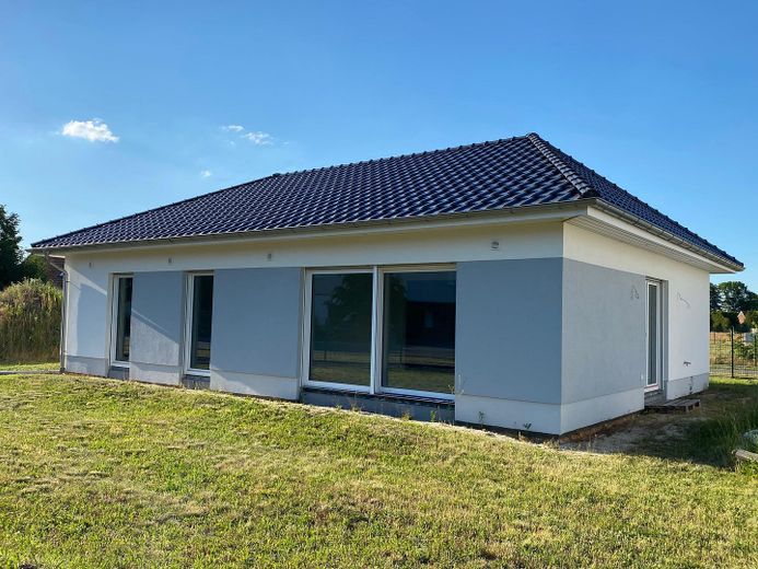 Sin comisión, primera ocupación, ¡encantador bungalow con parcela incluida en Sonnewalde-Münchhausen! – Terrassenseite