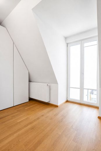 Exklusive Eigentumswohnung in bester Innenstadtlage von Mindelheim – 2 TG-Stellplätze – Ankleide